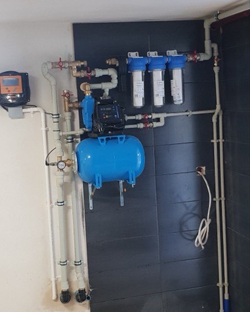 Instalacja wod-kan z hydroforem, zbiornikiem przeponowym i filtrami wody, rekuperacja pod sufitem — realizacja Instal-Home